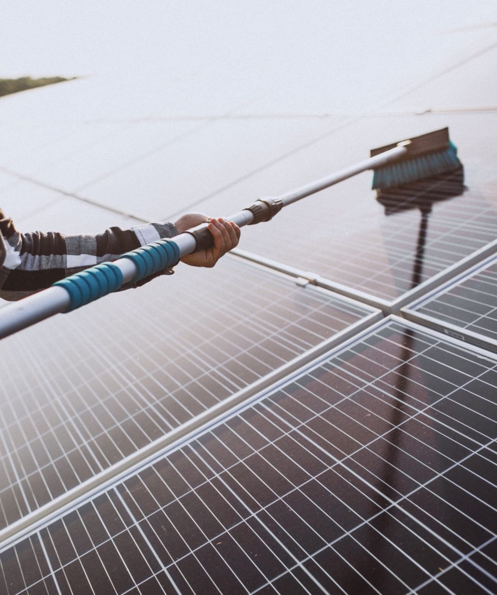 Man worker in the firld by the solar panels SSUCv3H4sIAAAAAAAEAJ2RTW7DIBCF95V6B4t1LOHg1EmvEnUxwCRGIRABbhVFuXvBhGrW3THfY37ezOP9reuYhGgU++weJcqxsXaJKUAy3mXMNy8e0GkMlKA2yQcDlkIJSc0OrpihW6wt+LmKLCZIS8RYmr2QgoTnXKPCvxJ1omONuyasYs7IEmMbwuIiV9bQc/PvzPr4am7gjE7d14GJkYAWoRo51q/s8pMwXKk1WLTxxNW3V2DLB0Eq3YJRxp1Jmk/zuuWWpvziUrjTyZn1/gbSlhWfck1sfIYY83fdOGmk8k39lfRxPq0GXlWZzpco4SC2fNyKYT/xSYhxfxhYu55XF6OpxXrQ2WQp3Ak3ZQImJ85BTdgDF9t+hI9TL7kcejyI3U6MXA8nnhf//AXf7DU7hwIAAA==